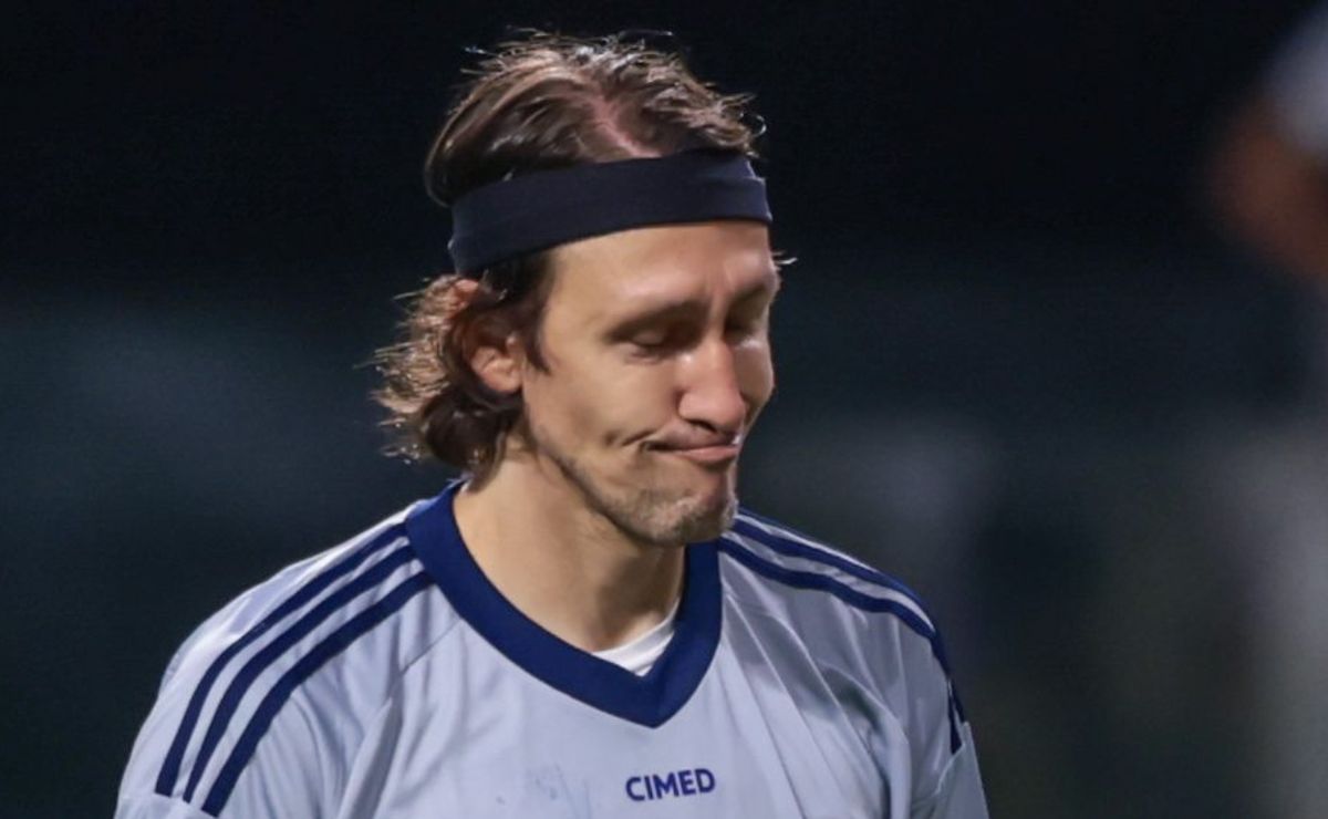 Com momento bizarro de Cássio e gol heróico de Matheus Pereira, Cruzeiro vence Betim por 1 a 0