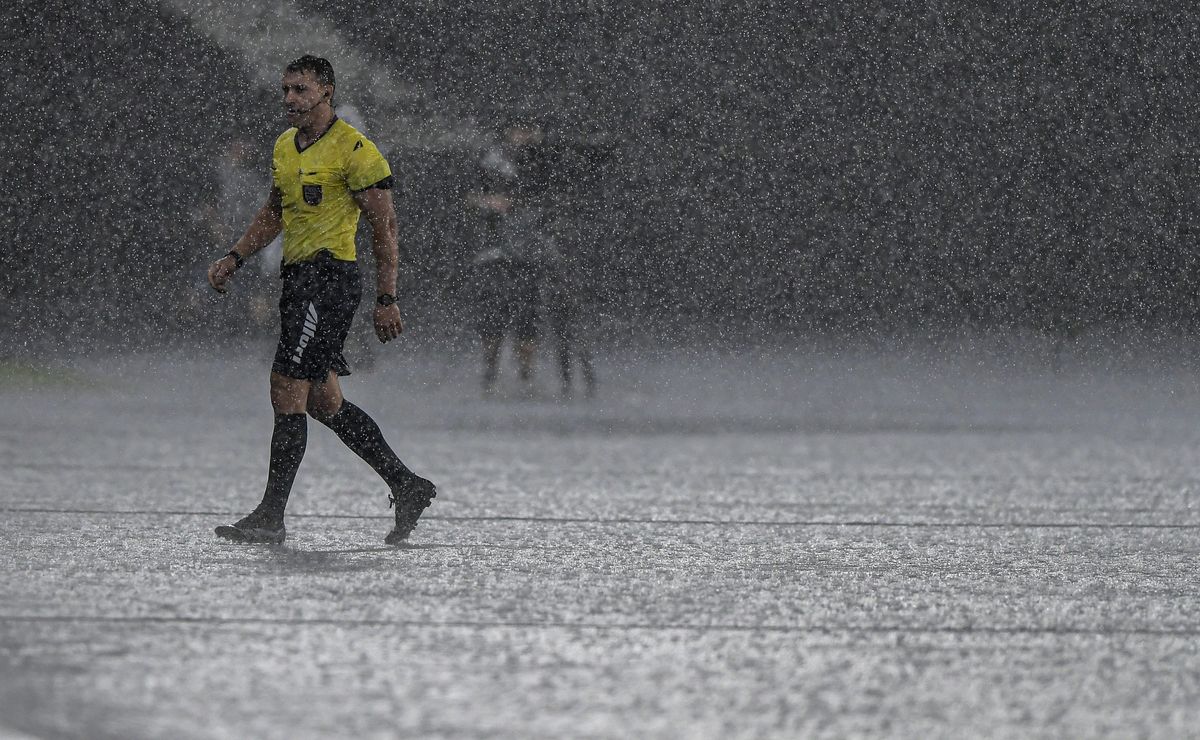 Botafogo x Fluminense vira caos com temporal, jogo para e gramado não aguenta no Nilton Santos