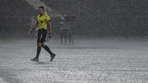 RJ – RIO DE JANEIRO – 01/02/2026 – CARIOCA 2026, BOTAFOGO X FLUMINENSE – O arbitro durante partida entre Botafogo e Fluminense no estadio Engenhao pelo campeonato Carioca 2026. Foto: Thiago Ribeiro/AGIF