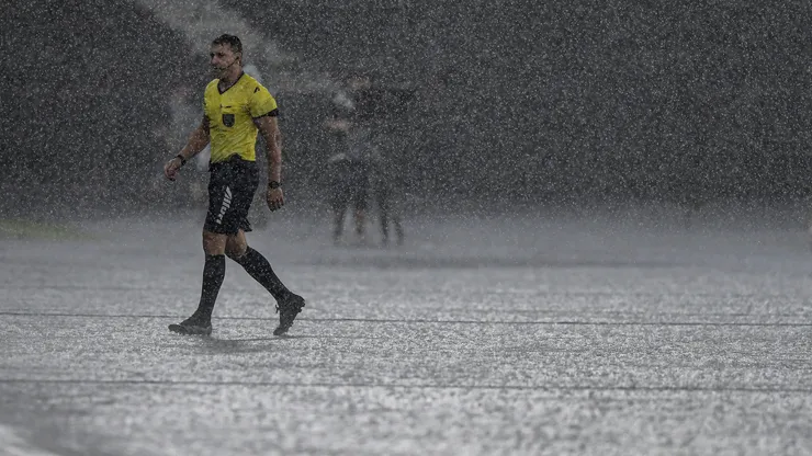RJ - RIO DE JANEIRO - 01/02/2026 - CARIOCA 2026, BOTAFOGO X FLUMINENSE - O arbitro durante partida entre Botafogo e Fluminense no estadio Engenhao pelo campeonato Carioca 2026. Foto: Thiago Ribeiro/AGIF
