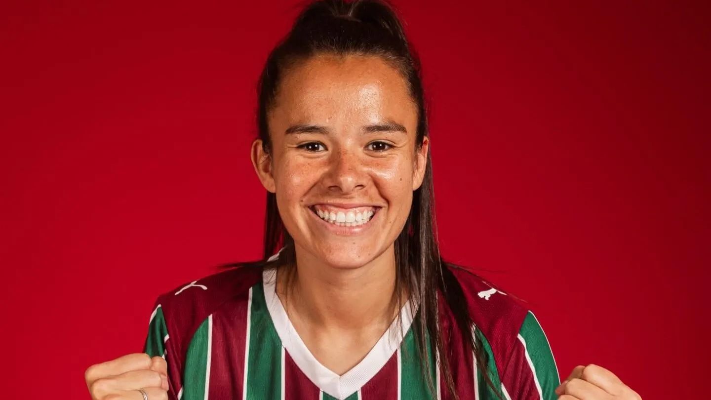 Dani Venturini em anúncio de contratação pelo Fluminense