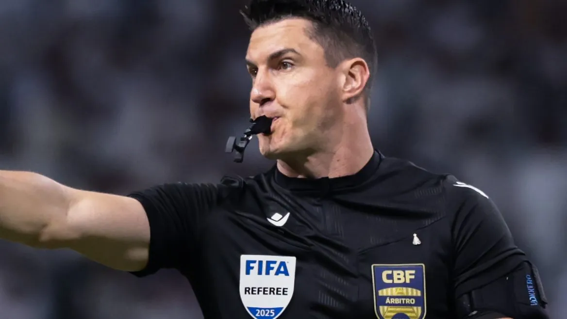 Árbitro Rafael Klein. Foto: Marcello Zambrana/AGIF