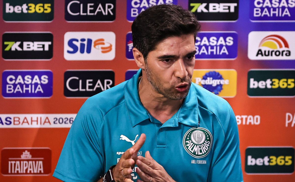 Abel Ferreira expõe alerta sobre saídas do elenco e cobra responsabilidade da diretoria do Palmeiras por reforços