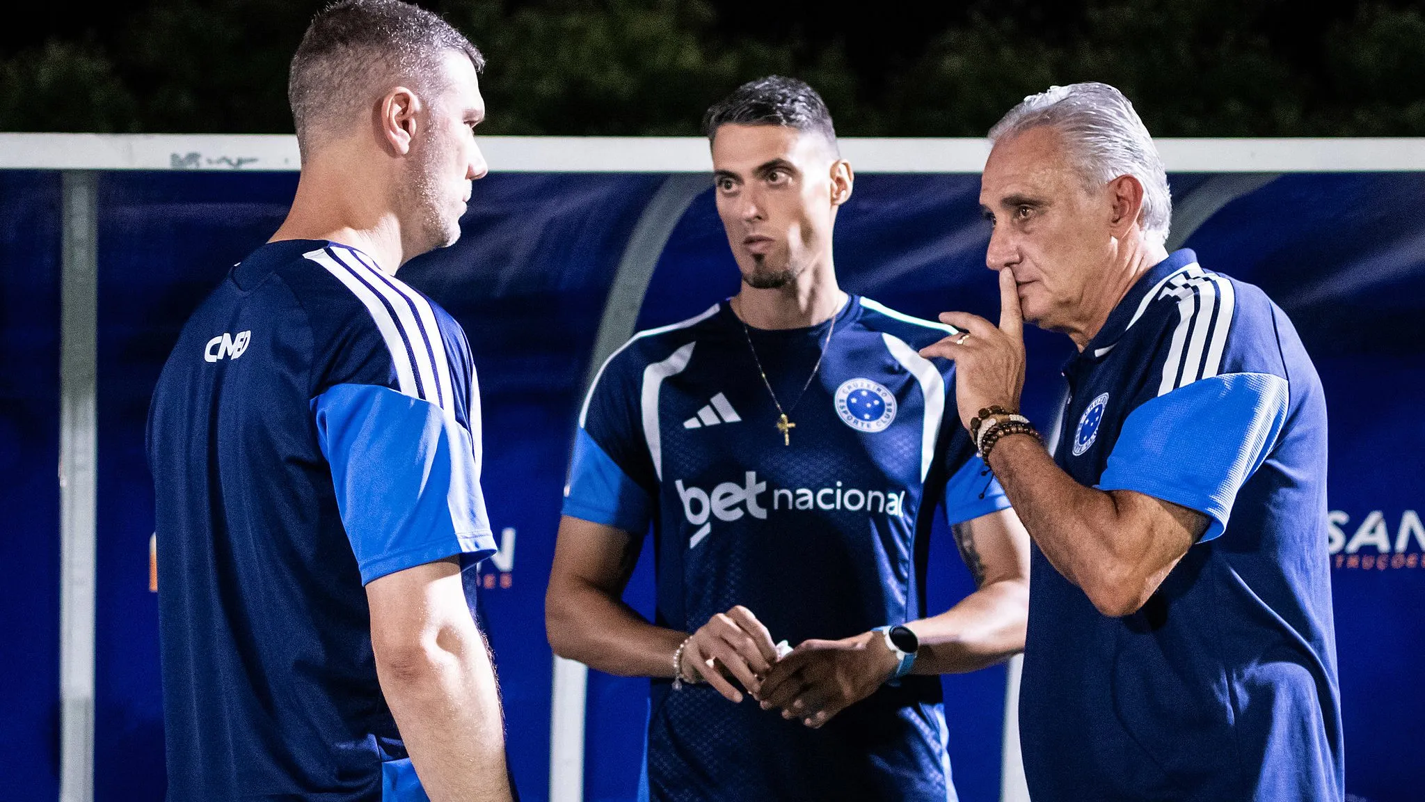 Tite conversa com sua comissão técnica durante partida contra o Betim – Foto: Gustavo Aleixo/Cruzeiro
