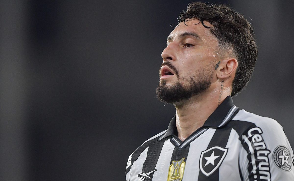 Alex Telles não esconde frustração com derrota do Botafogo no clássico e expõe preocupação: “O erro tem de ser mínimo”