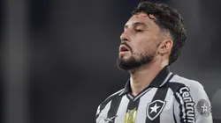 Alex Telles jogador do Botafogo durante partida contra o Vasco no estádio do Engenhão pelo campeonato Copa Do Brasil 2025.