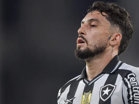 Alex Telles não esconde frustração com derrota do Botafogo no clássico