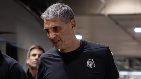 Juan Pablo Vojvoda, técnico do Santos, durante chegada em Chapecó para enfrentar a Chapecoense