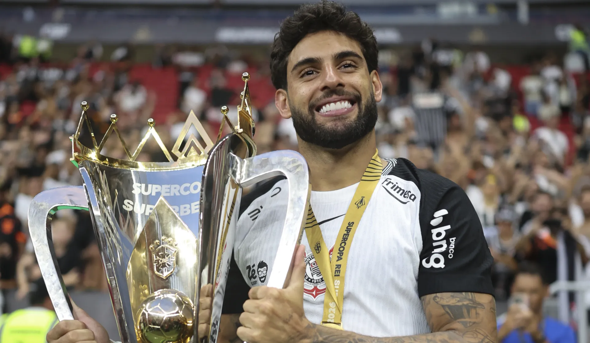 Yuri Alberto com a taça da Supercopa Rei 2026 – Foto: Mateus Bonomi/AGIF