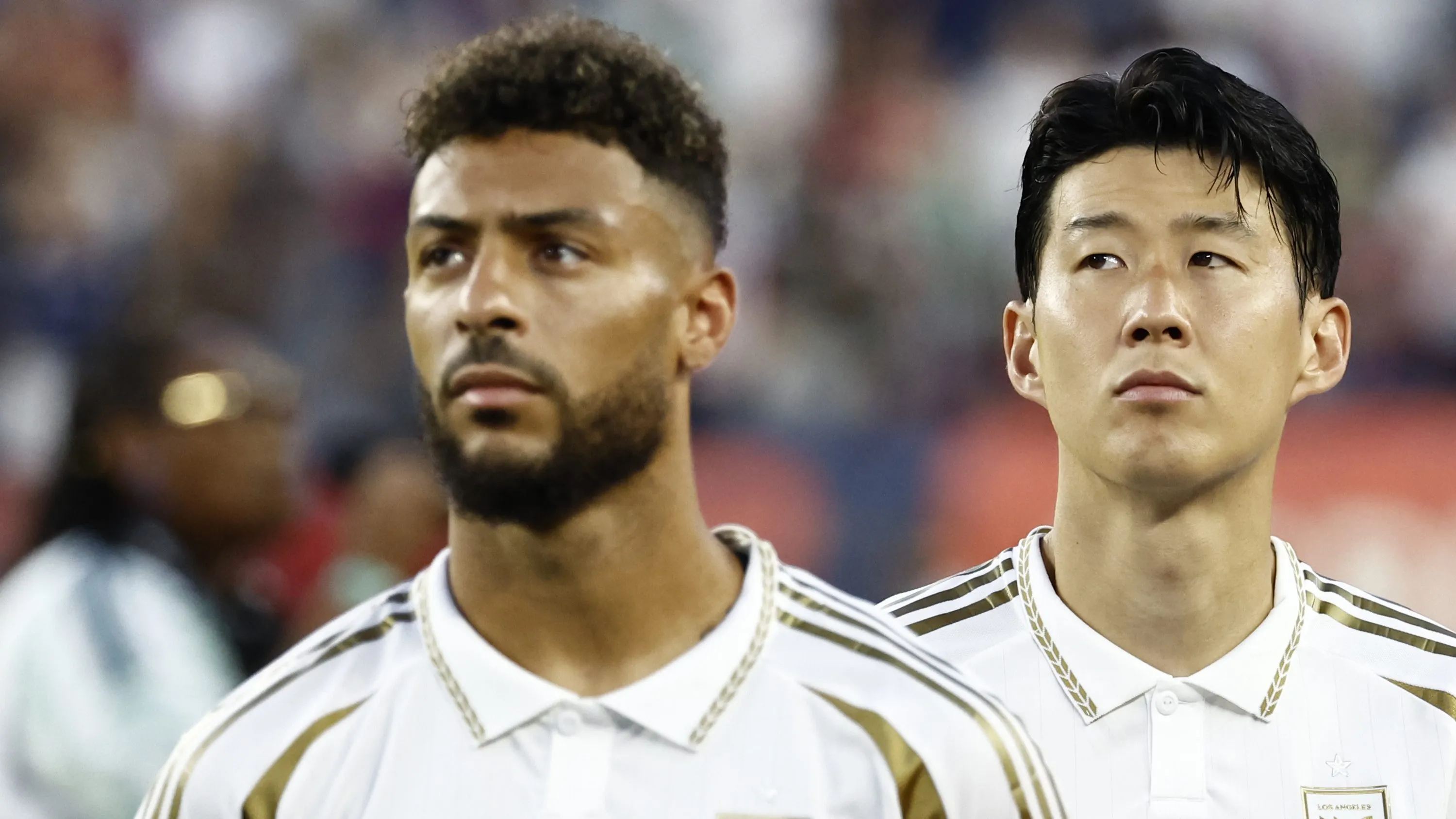 Denis Bouanga ao lado de Son – Foto: Winslow Townson/Getty Images