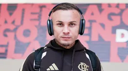 Everton Cebolinha jogador do Flamengo durante o embarque para Brasília para enfrentar o Corinthians
