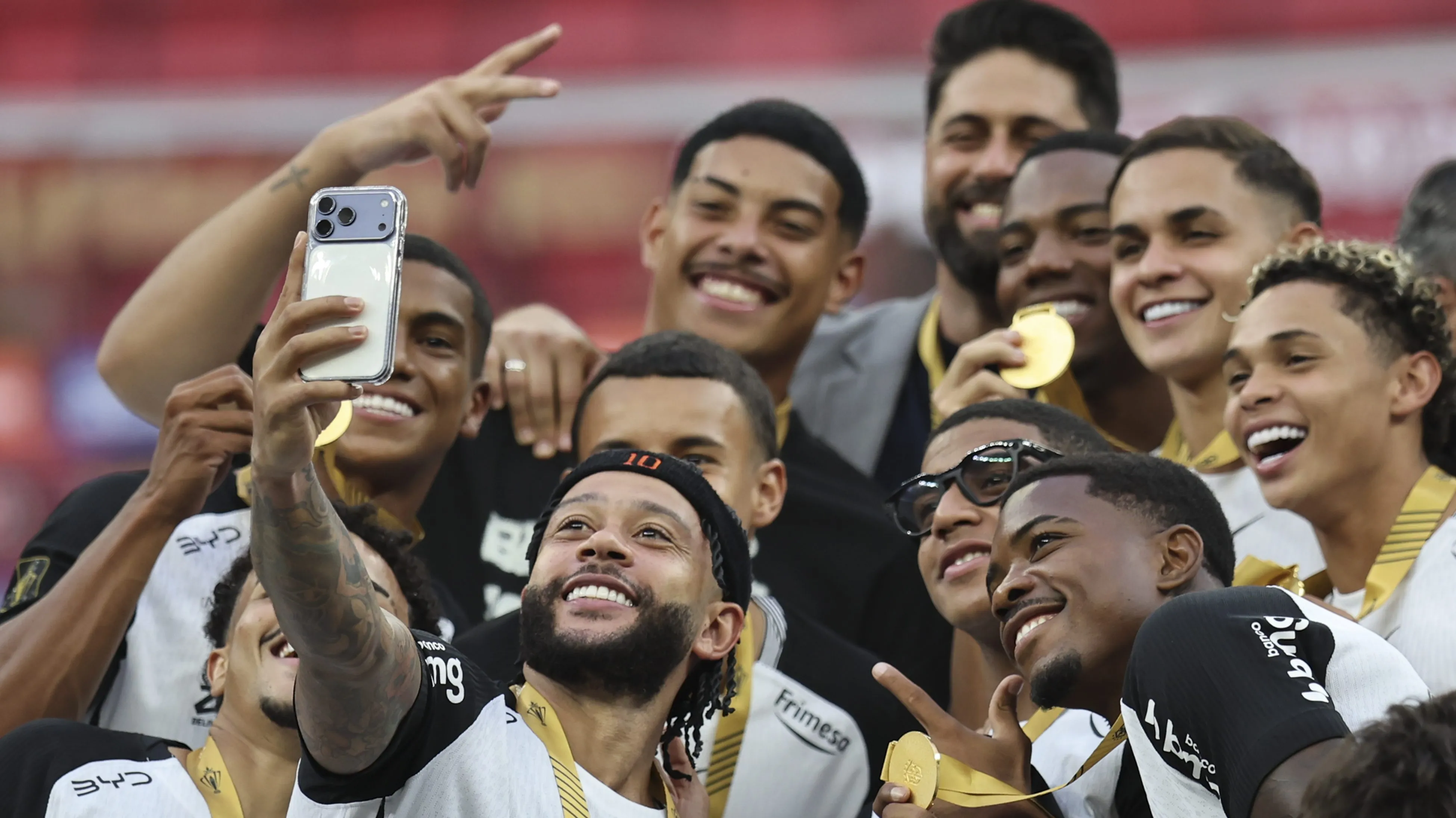 Memphis Depay conquistou mais um título pelo Corinthians - Foto: Mateus Bonomi/AGIF.