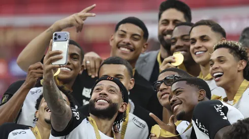 Memphis Depay conquistou mais um título pelo Corinthians – Foto: Mateus Bonomi/AGIF.