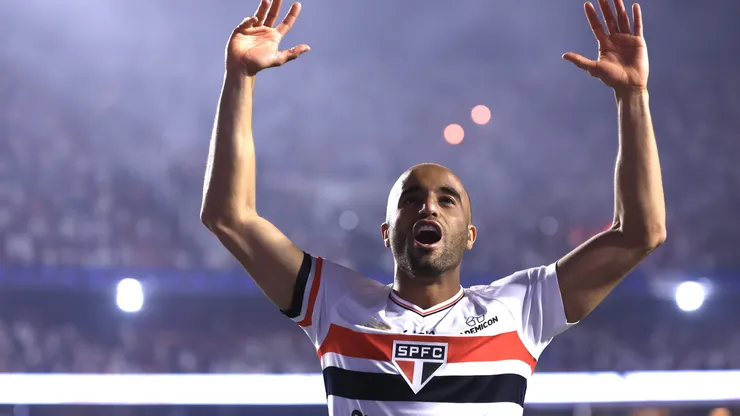 SP - SAO PAULO - 19/08/2025 - COPA LIBERTADORES 2025, SAO PAULO X ATLETICO NACIONAL - Lucas Moura jogador do Sao Paulo comemora vitoria ao final da partida contra o Atletico Nacional no estadio Morumbi pelo campeonato Copa Libertadores 2025. Foto: Marcello Zambrana/AGIF