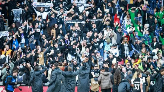 Torcida do Corinthians nas arquibancadas de Londres