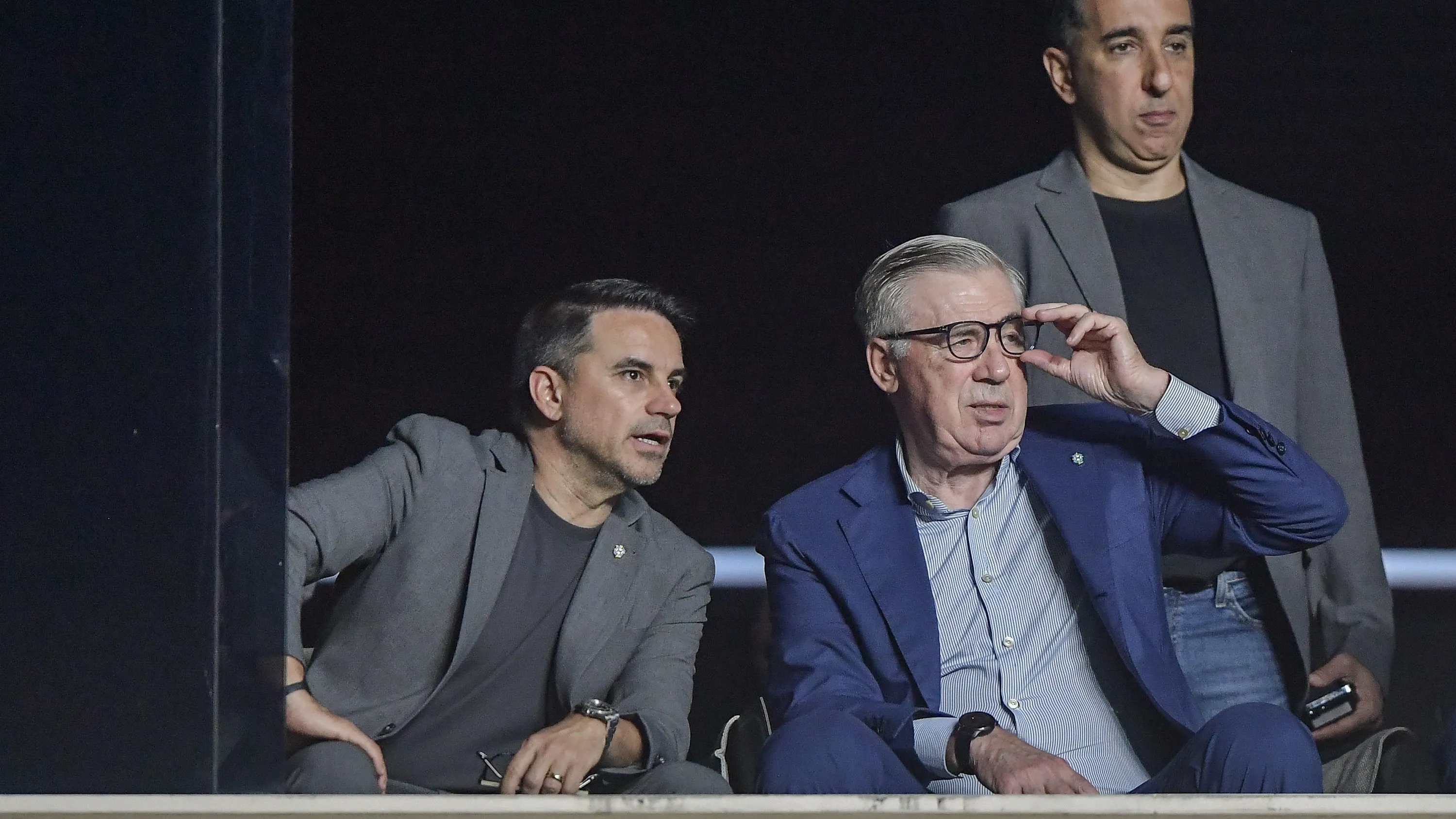 Carlo Ancelotti ao lado de Rodrigo Caetano observando partida do Vasco contra o São Paulo, em São Januário – Foto: Thiago Ribeiro/AGIF
