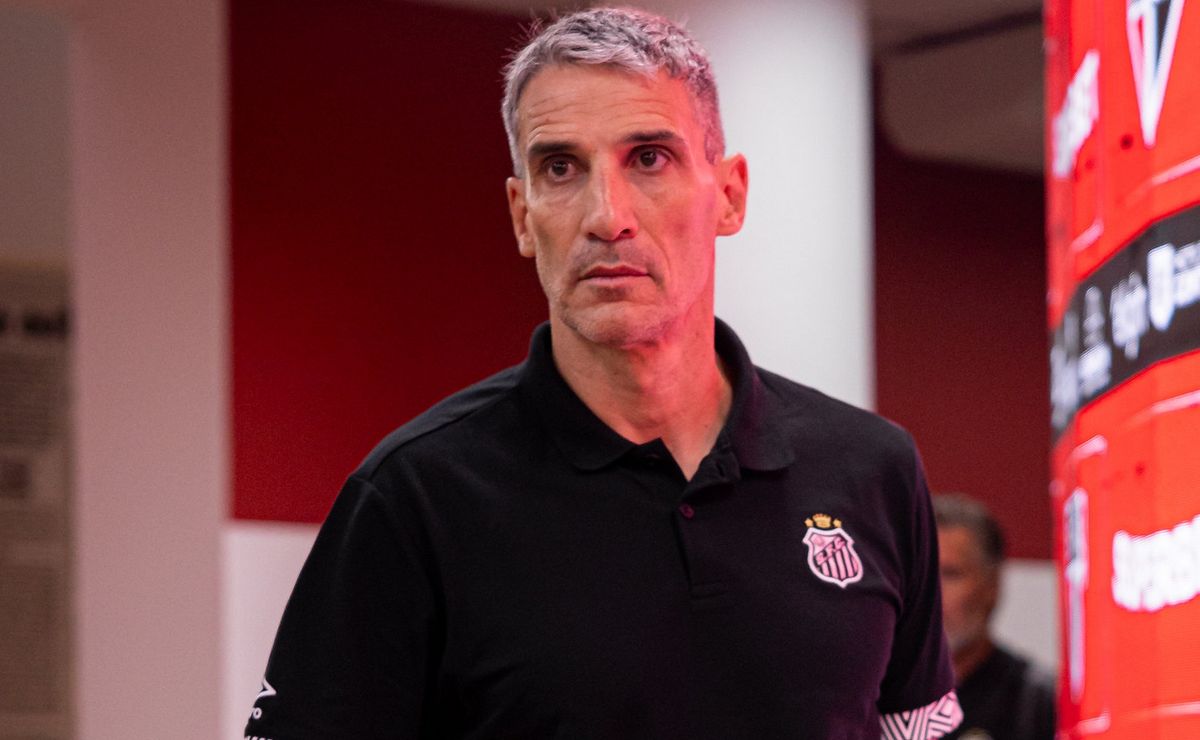 Ex-jogador do Santos, Robert descarta Renato Gaúcho e sugere Cuca no lugar de Juan Pablo Vojvoda