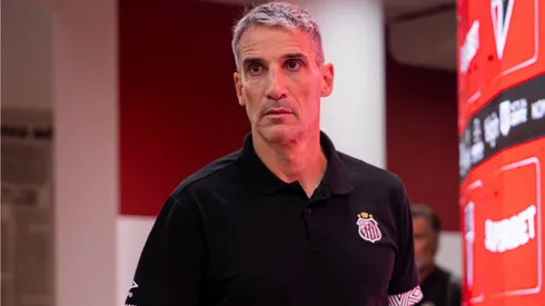 Vojvoda está pressionado no Santos