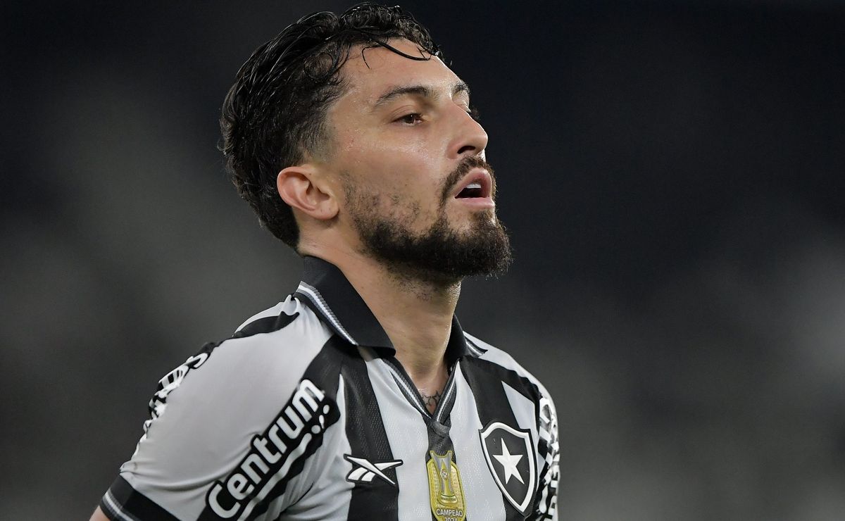 Alex Telles, do Botafogo, projeta duelo contra o Grêmio na Arena: “Temos um jogo difícil”