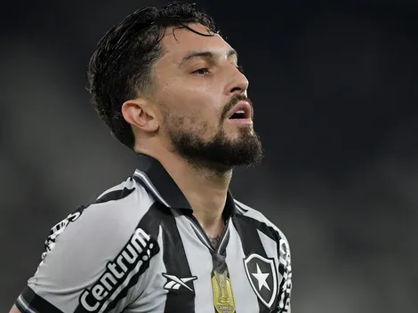 Alex Telles, do Botafogo, projeta duelo contra o Grêmio