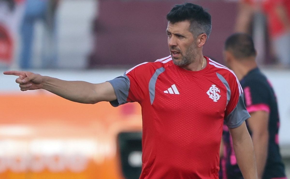 Pezzolano tem na zaga a principal dúvida para a escalação do Internacional contra o Flamengo pelo Brasileirão