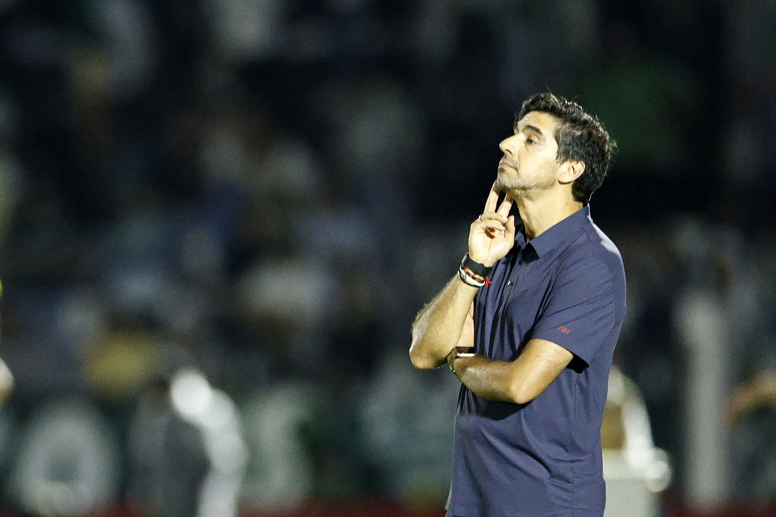 Abel Ferreira está cada vez mais pressionado no comando do Palmeiras e conselheiros já começam a fazer barulho – Foto: Thiago Calil/AGIF