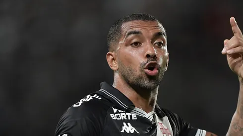 Paulo Henrique em campo pelo Vasco.