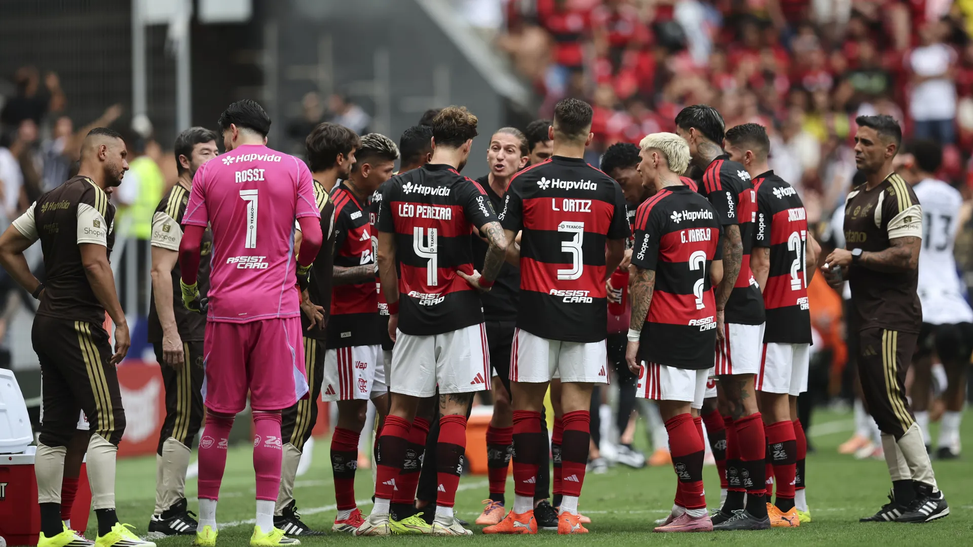 Jogadores do Flamengo recebendo instruções de Filipe Luís – Foto: Mateus Bonomi/AGIF