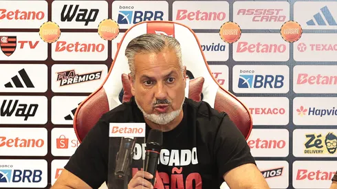 Boto ao lado de Paquetá em coletiva de imprensa. Fotos: Gilvan de Souza/Flamengo.