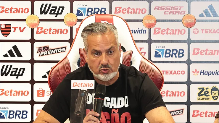 Boto ao lado de Paquetá em coletiva de imprensa. Fotos: Gilvan de Souza/Flamengo.