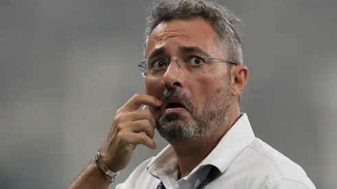 Diretor monitora o mercado – Foto: Gilson Lobo/AGIF.