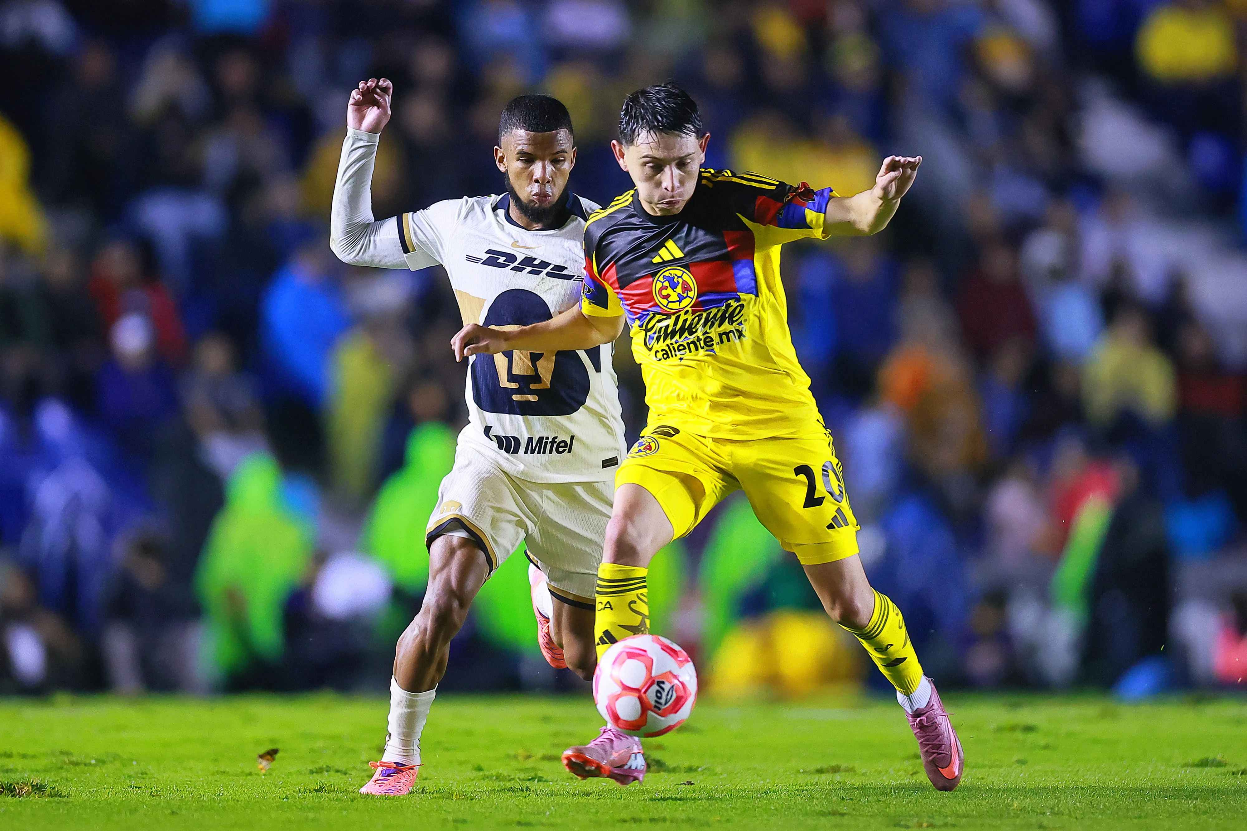 Pedro Vite em partida pelo Campeonato Mexicano. Photo by Manuel Velasquez/Getty Images