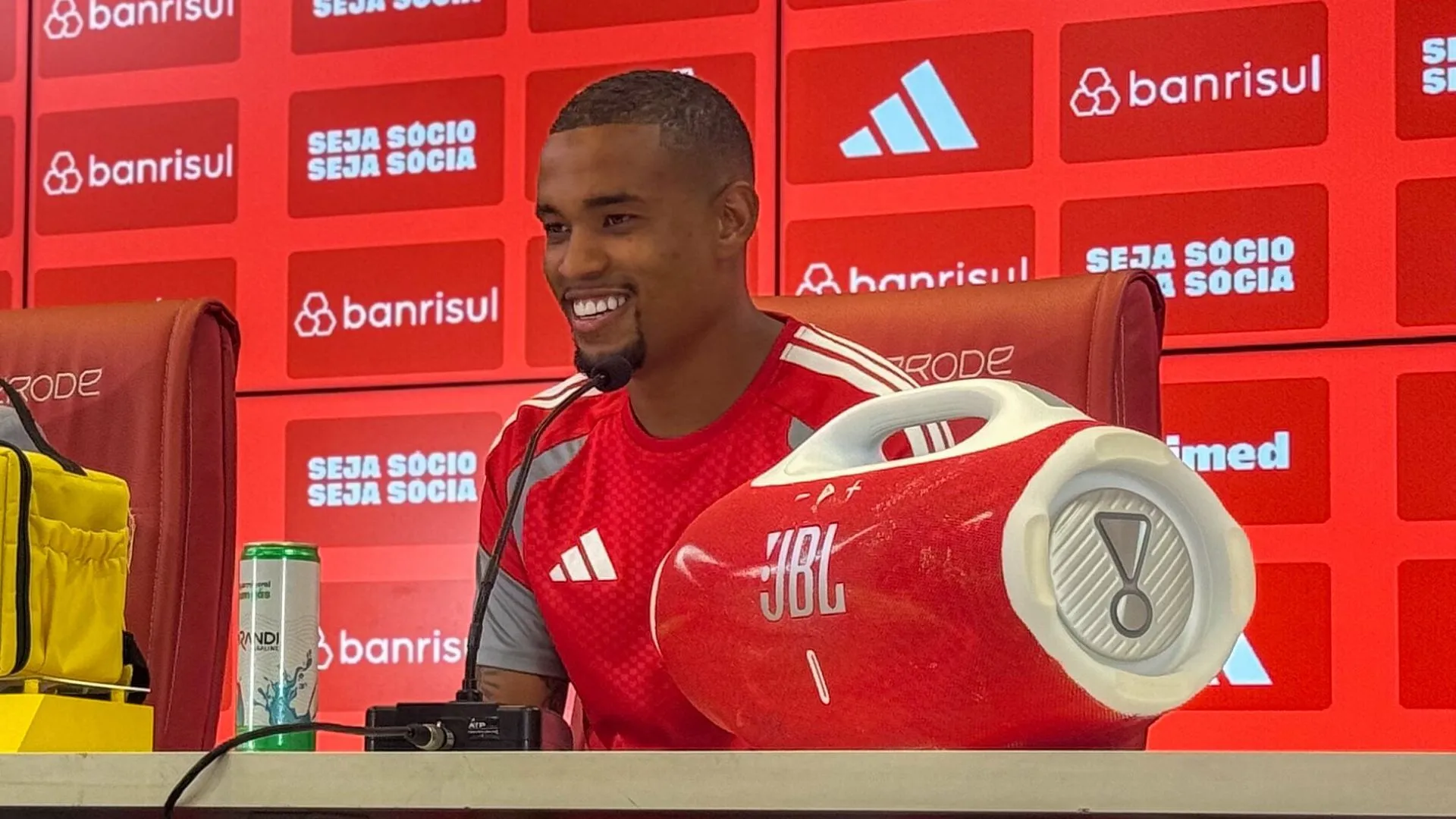 Alerrandro, atacante do Internacional em apresentação (Foto: Ricardo Duarte / Internacional)