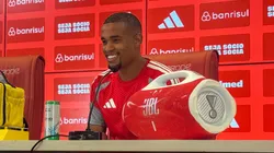 Alerrandro, atacante do Internacional em apresentação (Foto: Ricardo Duarte / Internacional)