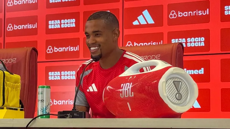 Alerrandro, atacante do Internacional em apresentação (Foto: Ricardo Duarte / Internacional)