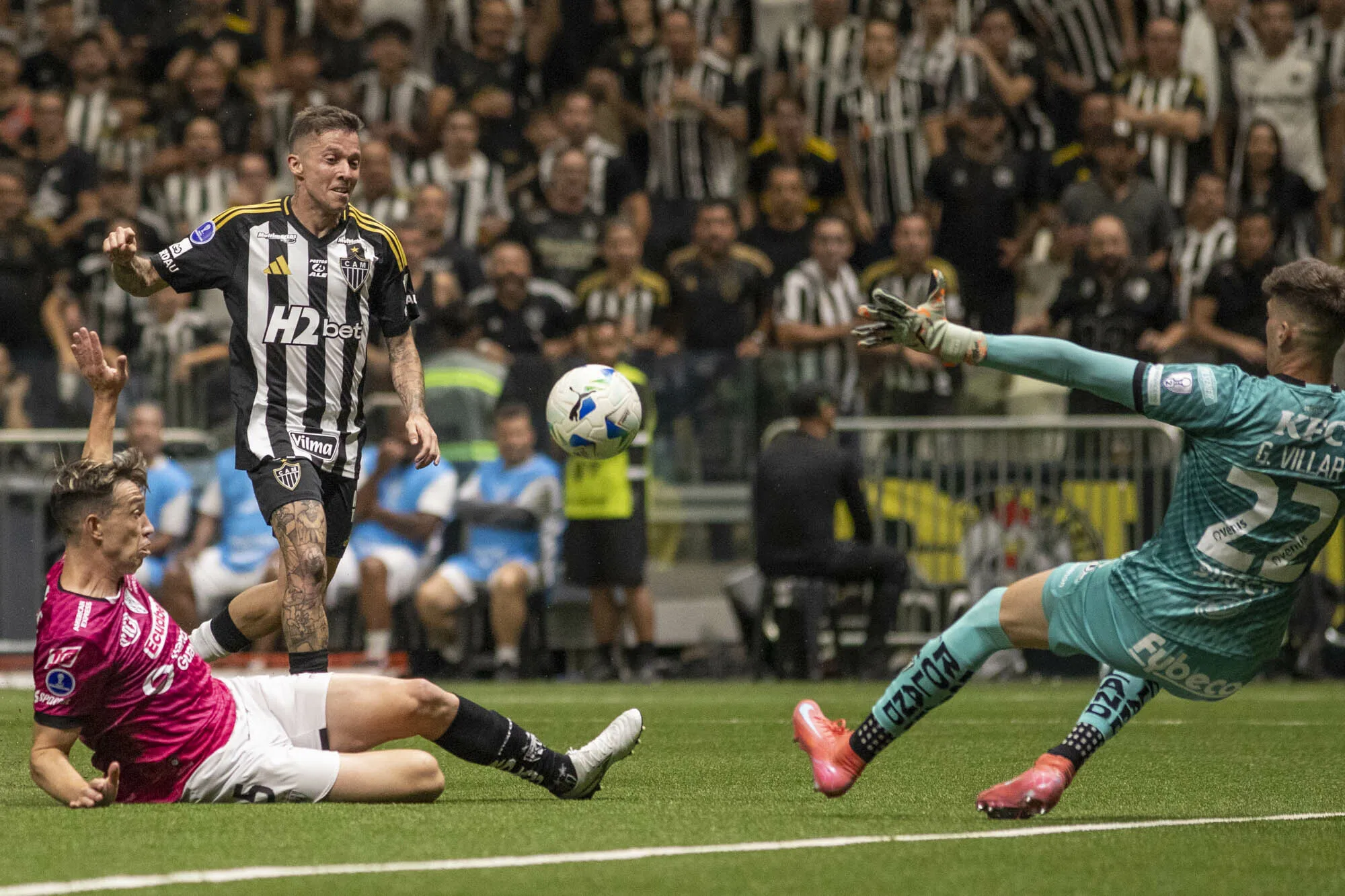 Bernard jogador do Atletico-MG durante partida contra o Independiente del Valle no estadio Arena MRV pelo campeonato Copa Sul-americana 2025. Foto: Fernando Moreno/AGIF