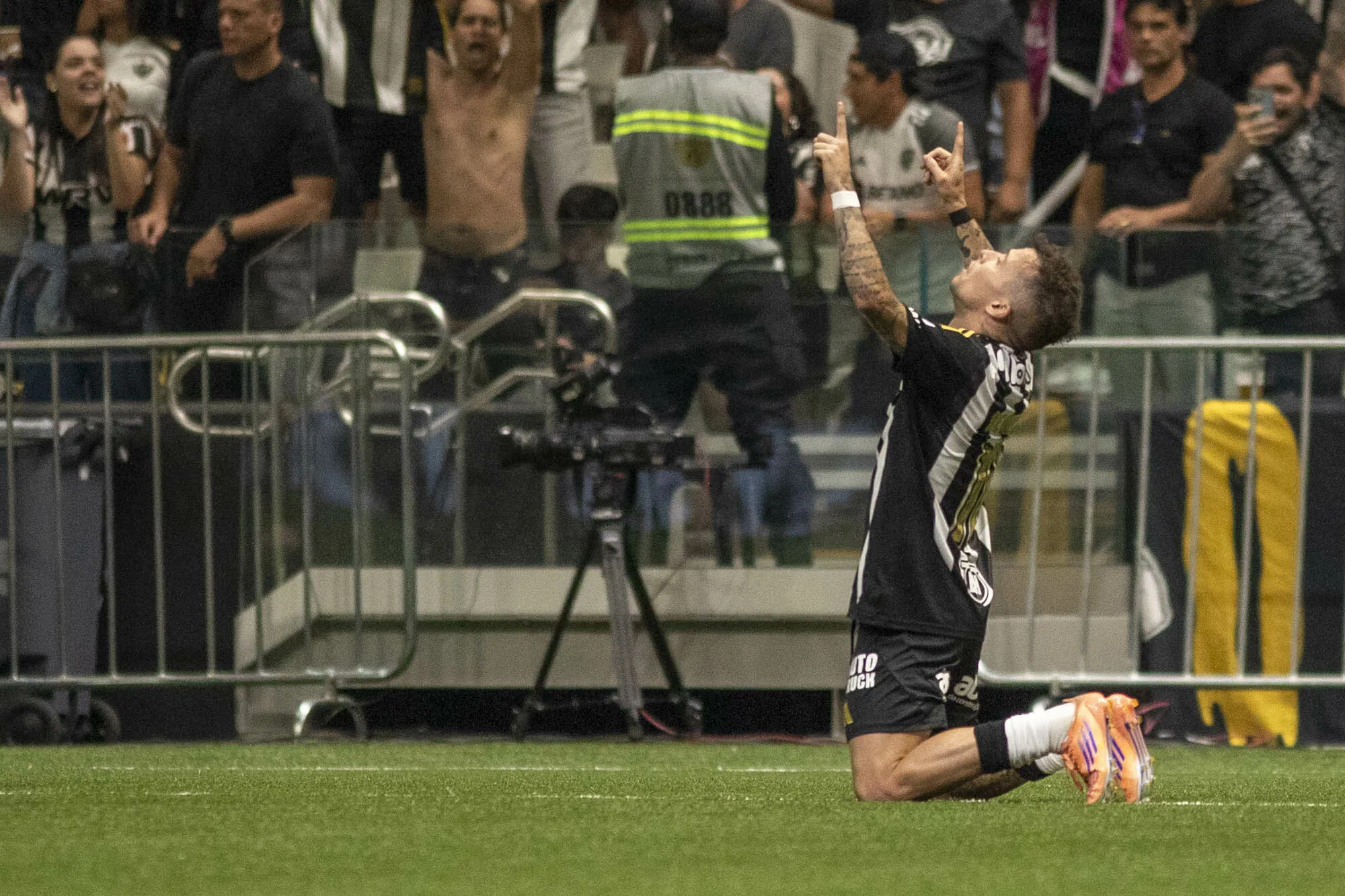 Bernard jogador do Atletico-MG comemora seu gol durante partida contra o Flamengo no estadio Arena MRV pelo campeonato Brasileiro A 2025. Foto: Fernando Moreno/AGIF
