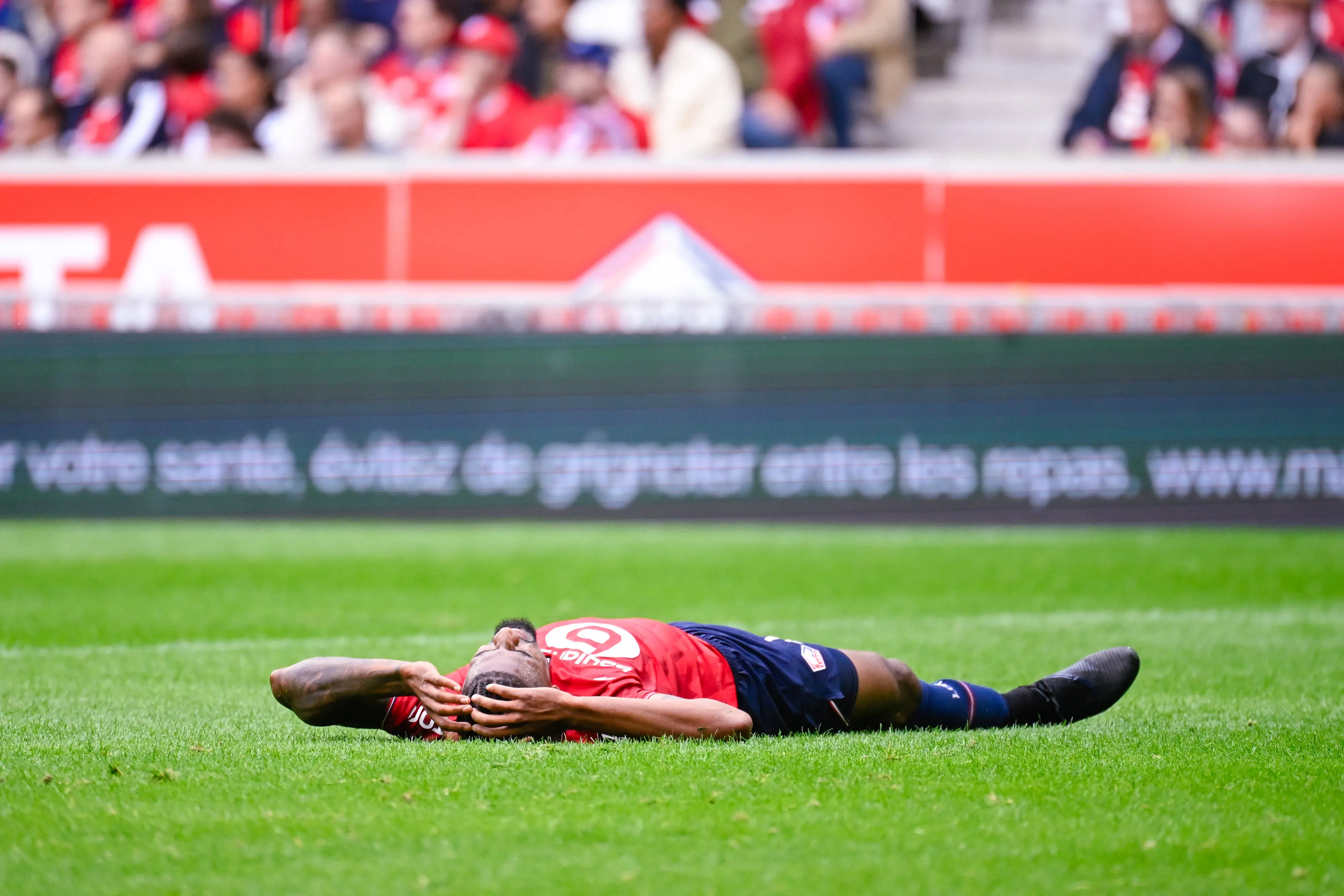 Alexsandro sofreu lesão recentemente e, desde sua volta, perdeu espaço no Lille. Cenário é acompanhado pelo Palmeiras – Foto: Federico Pestellini / PsnewZ