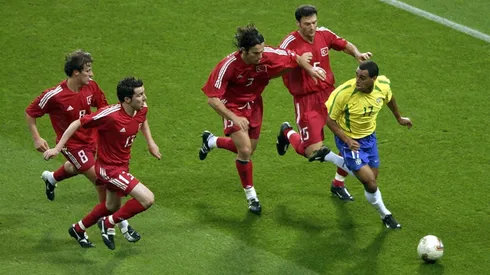 Denilson em campo pela Seleção Brasileira contra a Turquia. (Photo by Tim De Waele/Getty Images)