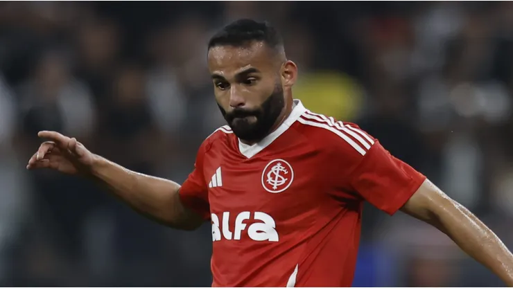 Thiago Maia, volante do Inter em partida pelo campeonato brasileiro (Foto: Miguel Schincariol/Getty Images)