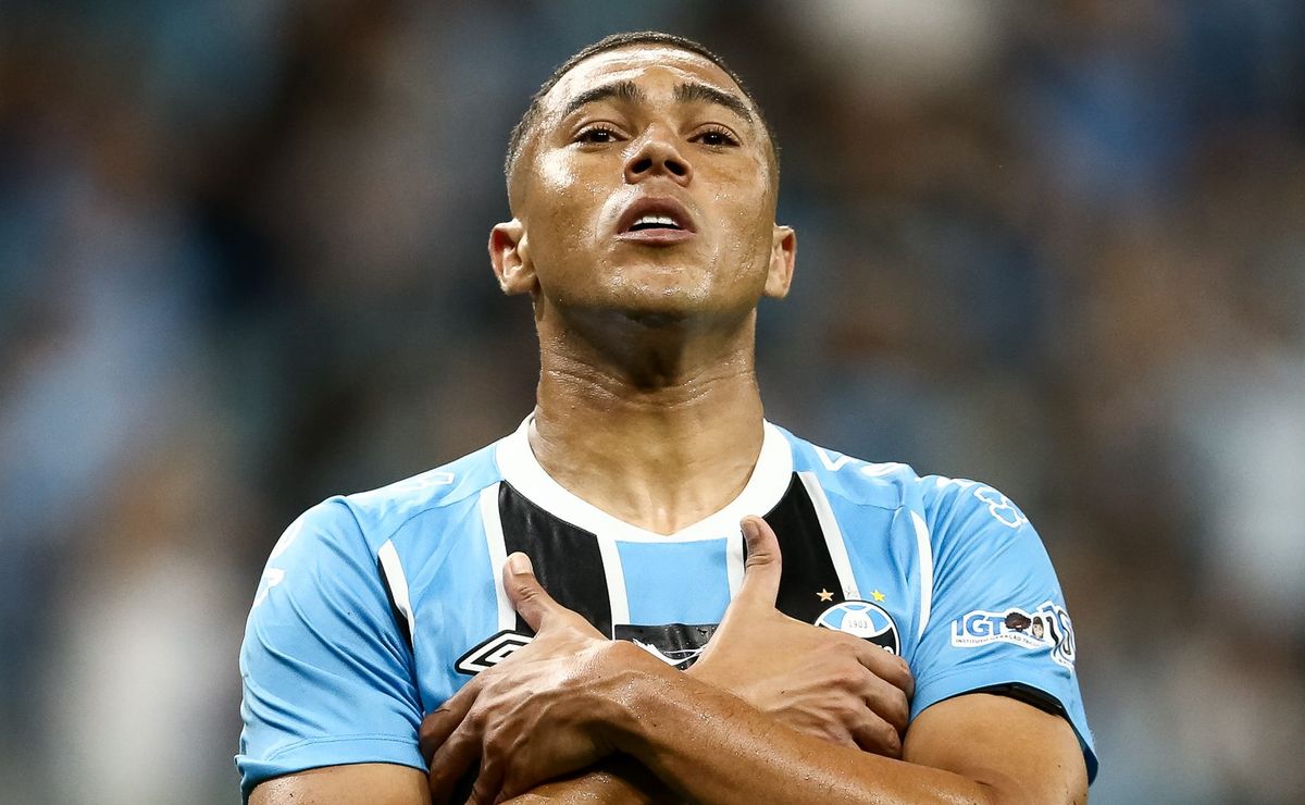 Ancelotti observa Carlos Vinícius para Seleção Brasileira e atacante do Grêmio entra no radar para Copa do Mundo