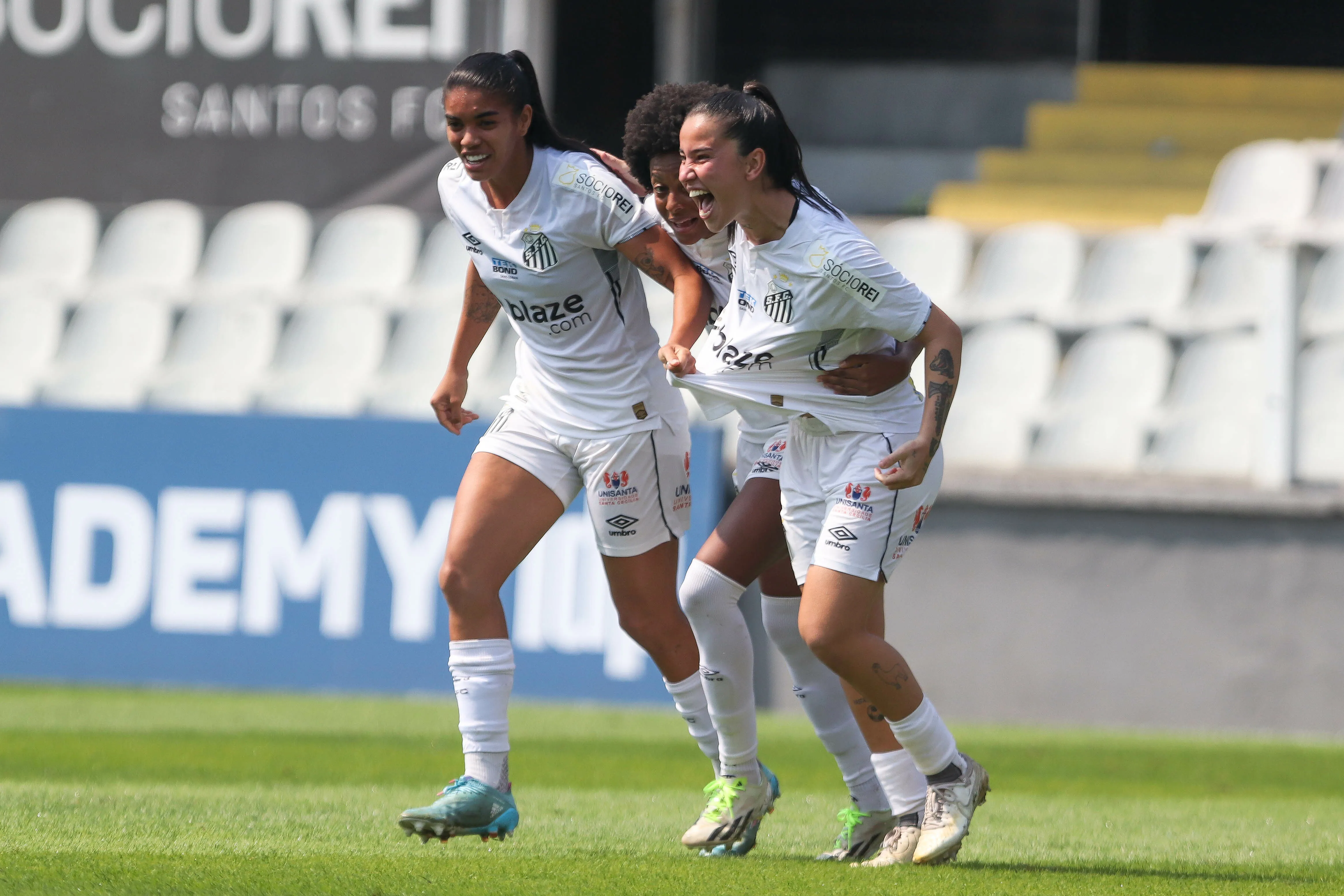 Jogadoras do Santos. Foto: Reinaldo Campos/AGIF