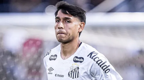 Alexis Duarte em campo com a camisa do Santos FC.