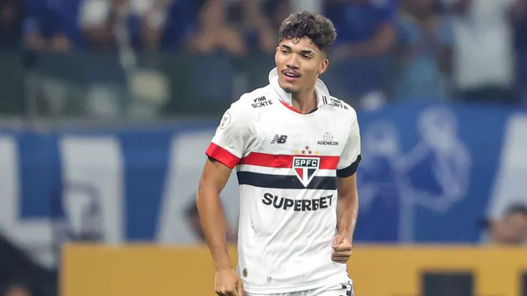 MG - BELO HORIZONTE - 15/09/2024 - BRASILEIRO A 2024, CRUZEIRO X SAO PAULO - William Gomes jogador do Sao Paulo comemora seu gol durante partida contra o Cruzeiro no estadio Mineirao pelo campeonato Brasileiro A 2024. Foto: Gilson Lobo/AGIF