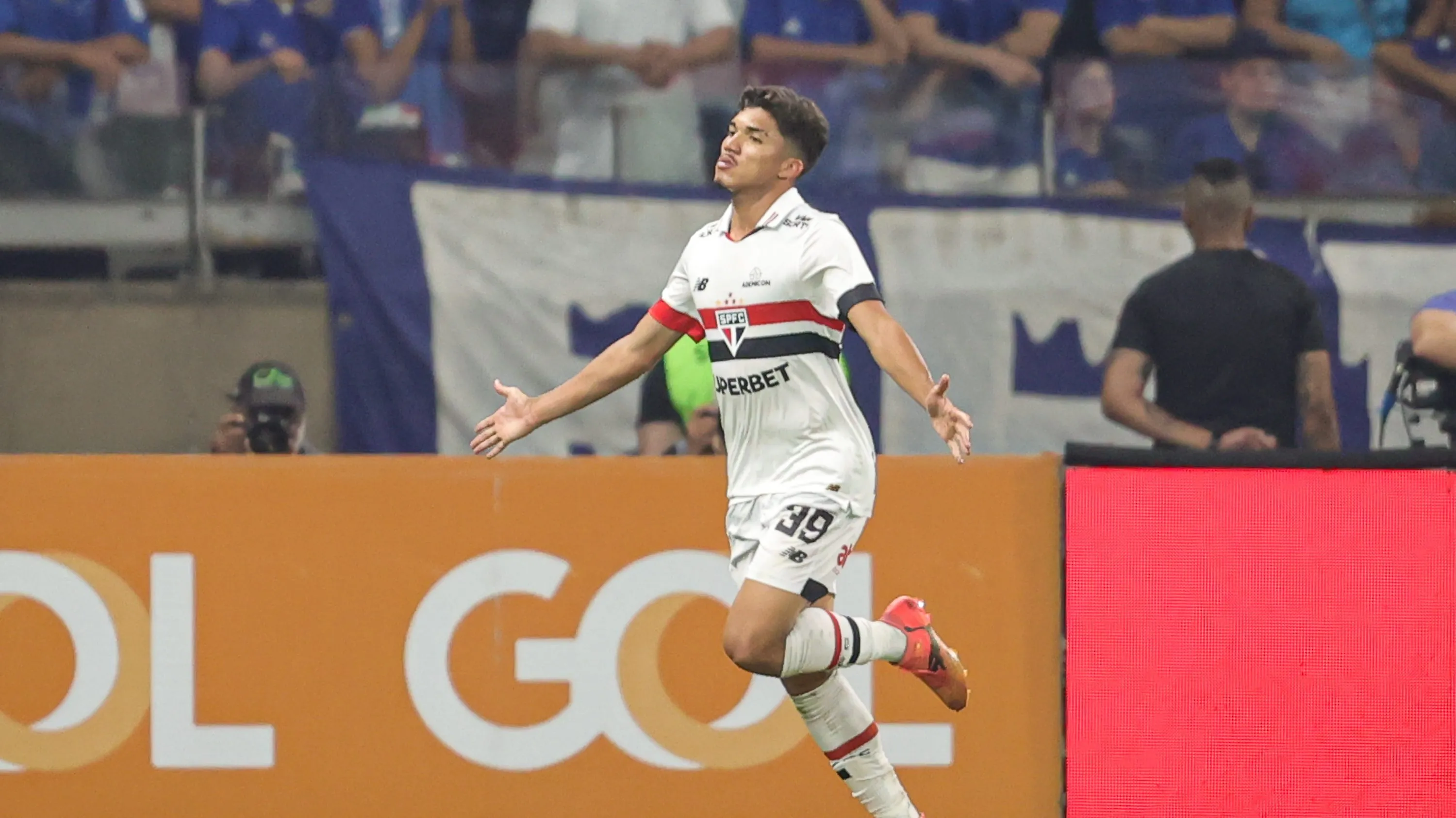 MG – BELO HORIZONTE – 15/09/2024 – BRASILEIRO A 2024, CRUZEIRO X SAO PAULO – William Gomes jogador do Sao Paulo comemora seu gol durante partida contra o Cruzeiro no estadio Mineirao pelo campeonato Brasileiro A 2024. Foto: Gilson Lobo/AGIF