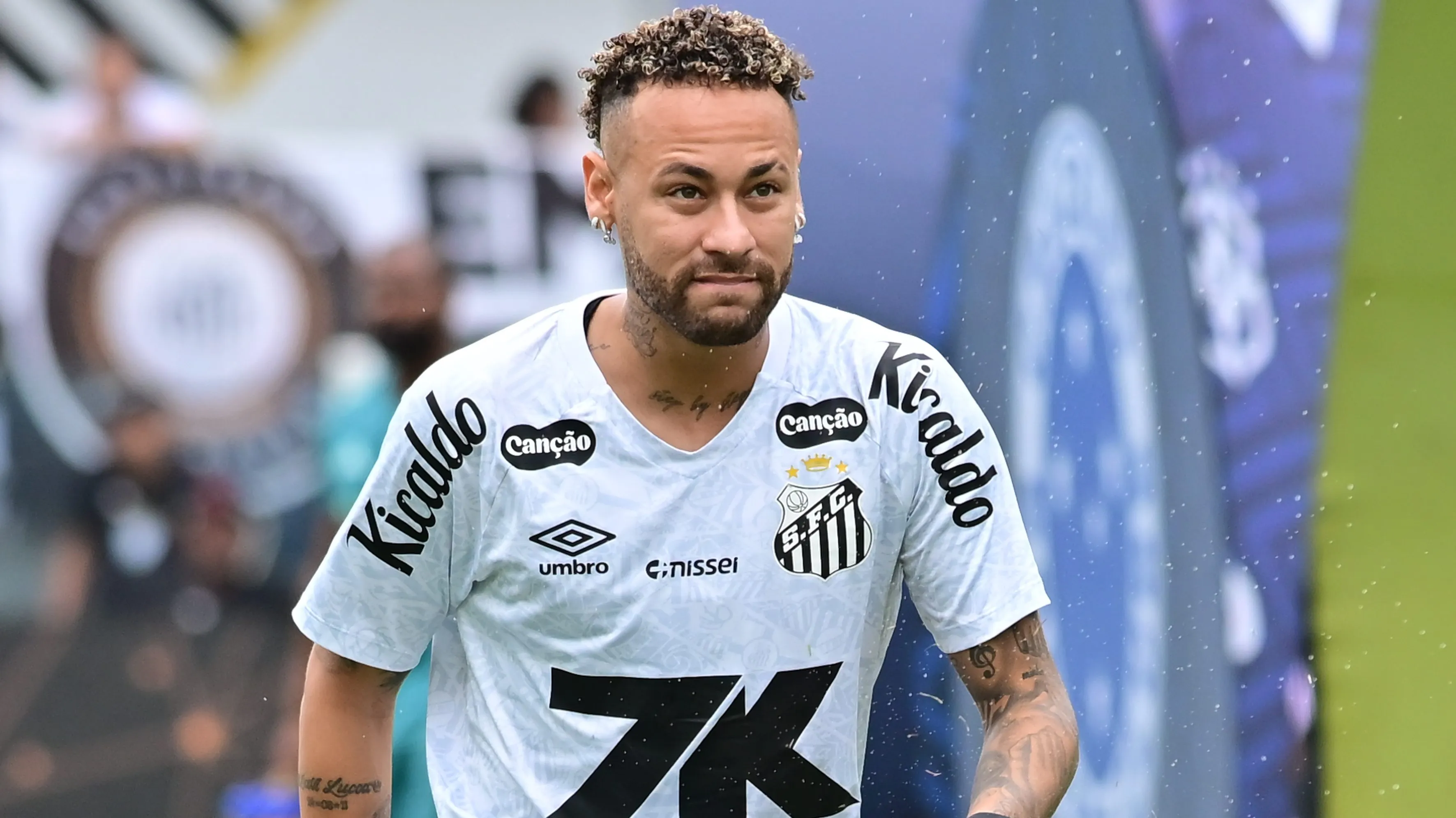Atuando em solo brasileiro, Neymar é um dos que lutam  por uma das vagas restantes no time de Carletto – Foto: Jota Erre/AGIF