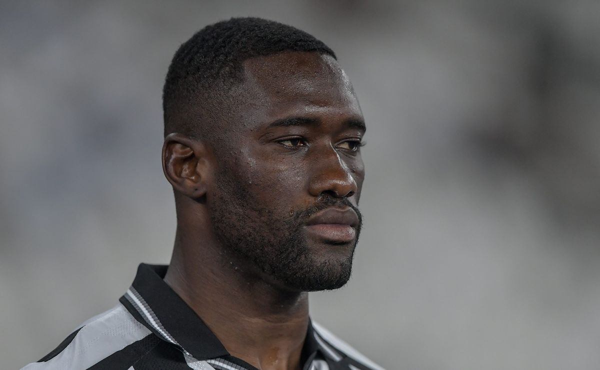 Bastos volta aos gramados após 1 ano afastado e agrada Martín Anselmi no Botafogo