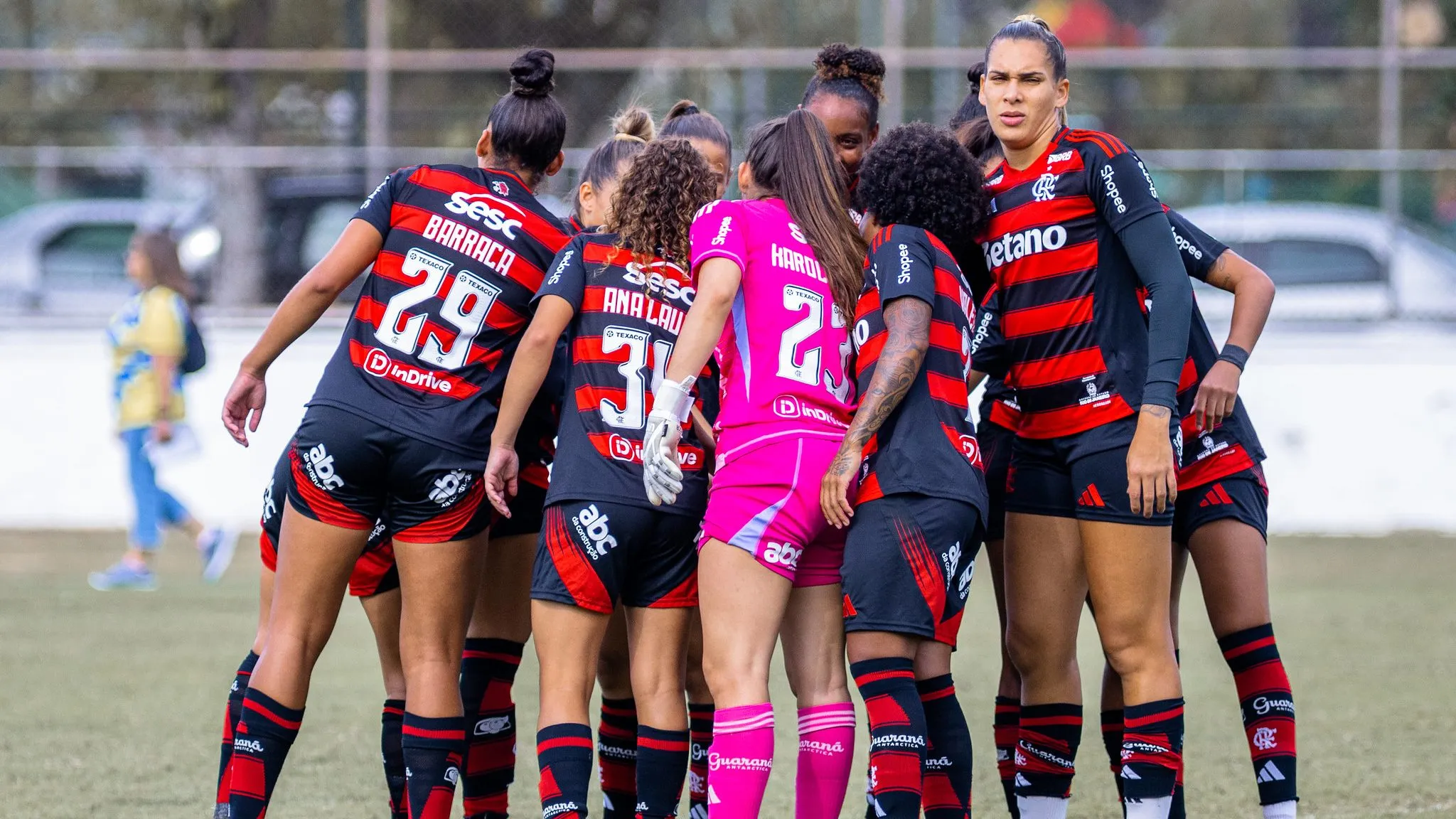 Elenco feminino do Flamengo em campo