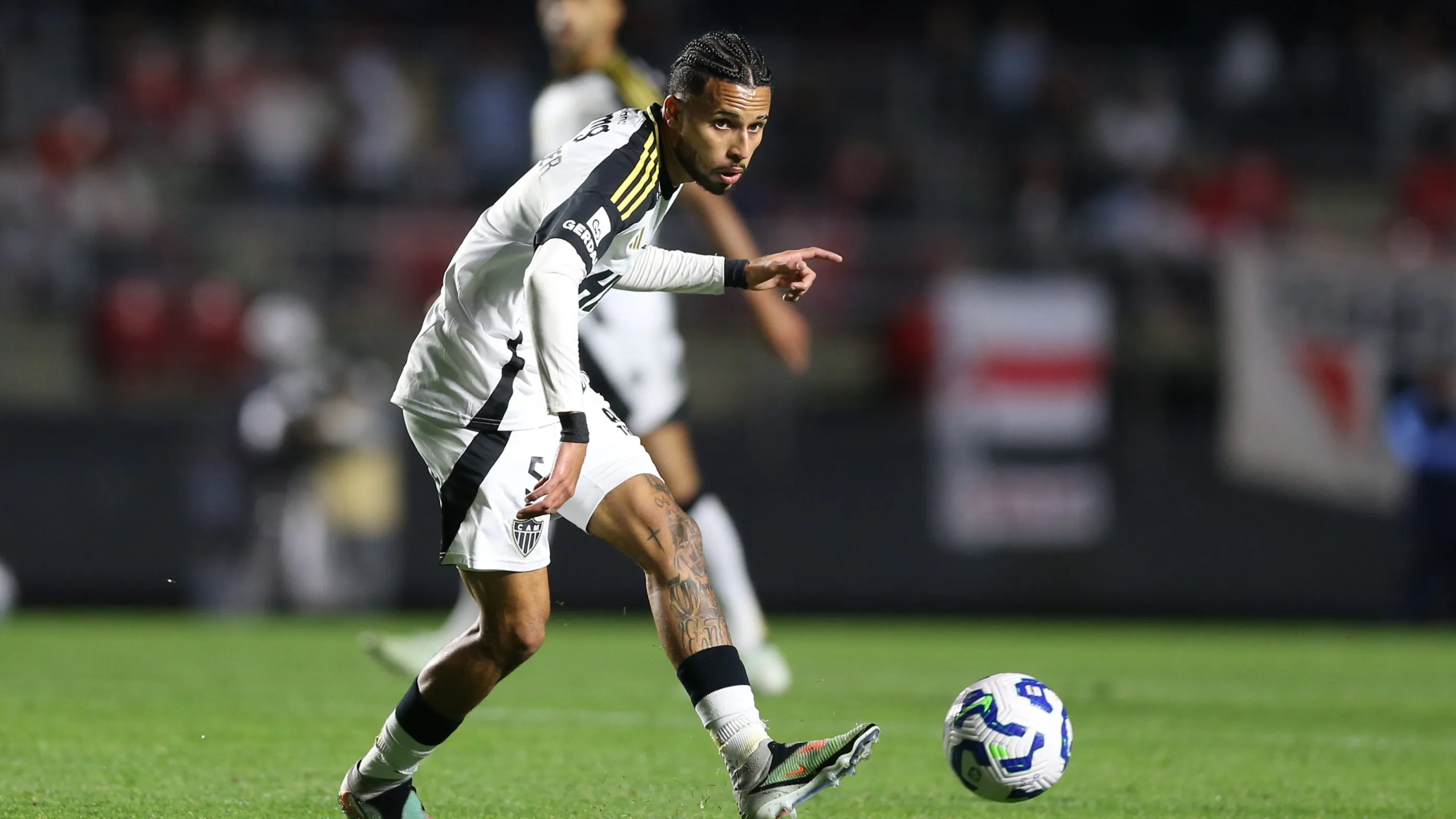 Sem Alexsander, o Galo vai em busca de um novo volante no mercado – Foto: Marlon Costa/AGIF