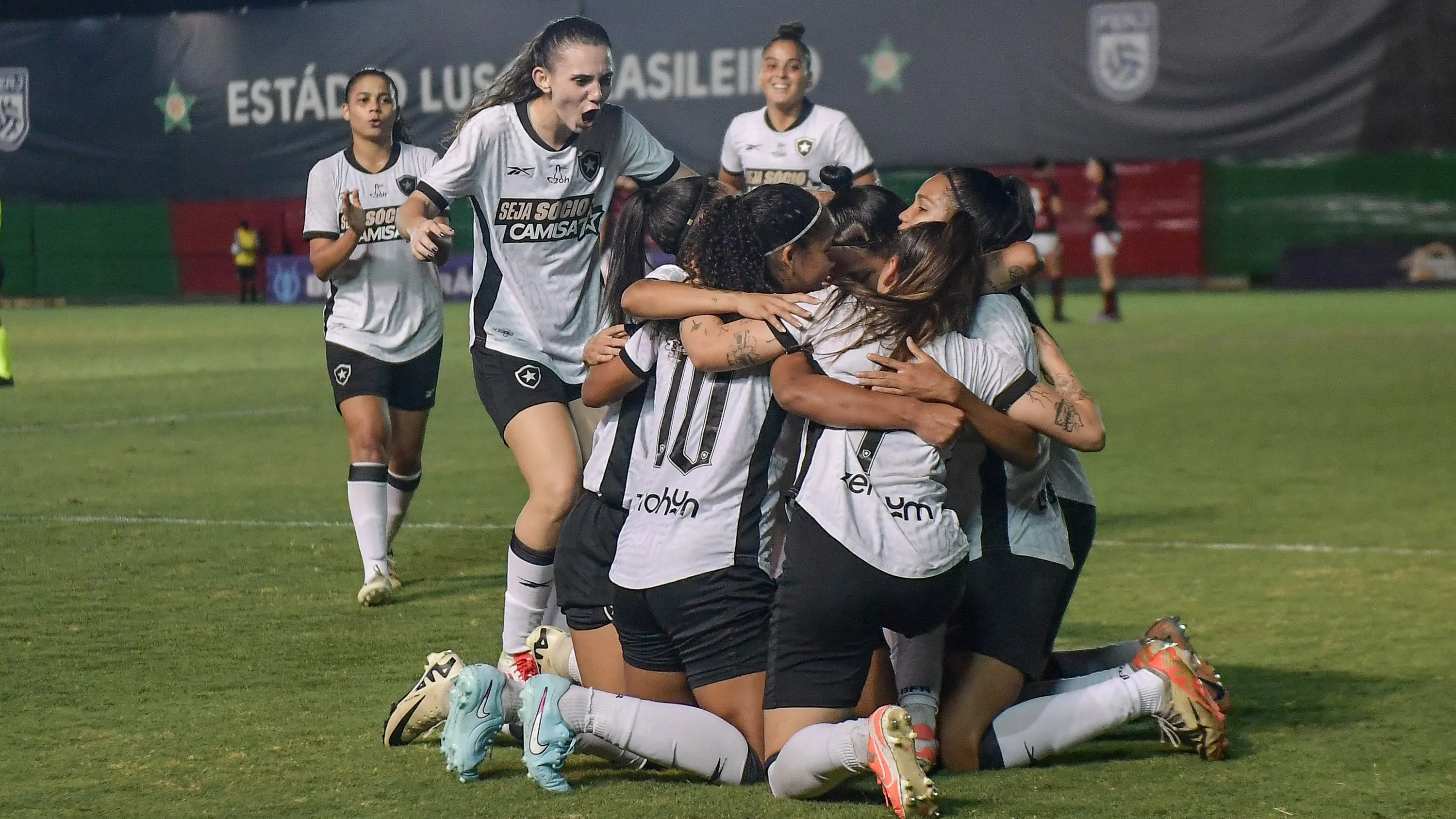 Jogadoras do Botafogo celebram título brasileiro feminino sub-20 em 2025